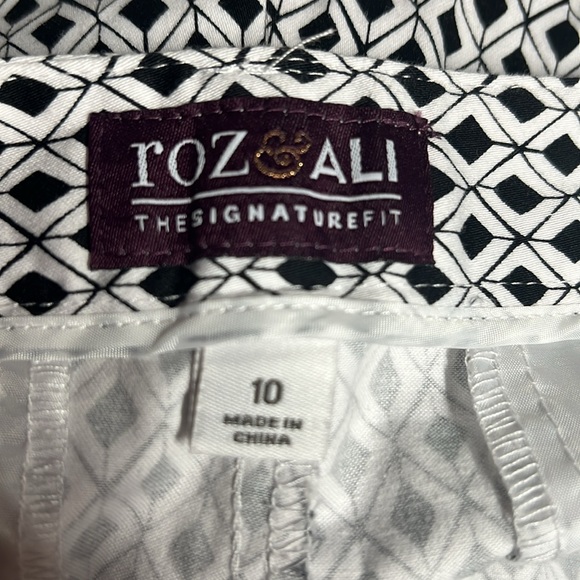 Size 10 Roz & Ali black & white geometric print slacks Cotton/ spandex Like new - Picture 4 of 5